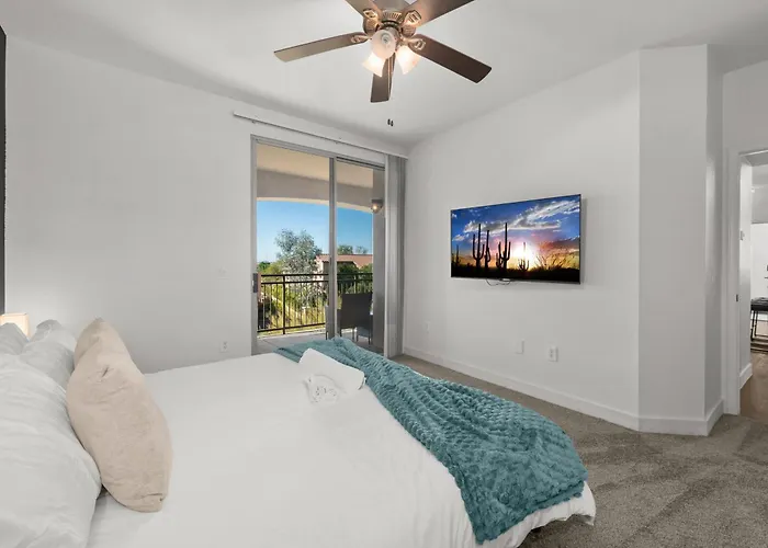 Desert Luxe Retreat W Pools Patio & Ev Parking Appartement